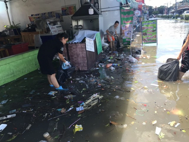 ฝนถล่มปทุมฯ หมู่บ้านสถาพรหนักสุดในรอบ 9 ปี พบขยะลอยเกลื่อนข้ามวัน
