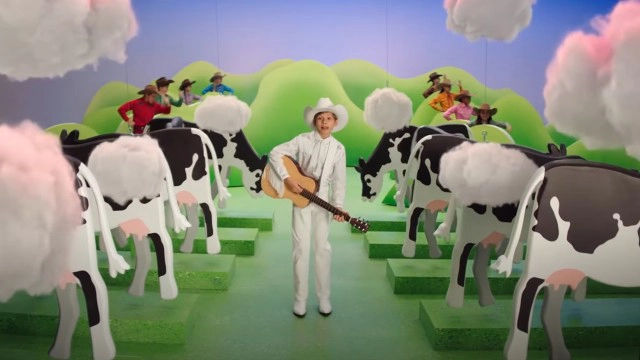 ไม่ตลก! ชาวเน็ตถล่มโฆษณาเบอร์เกอร์ "ลดตดวัว" แก้โลกร้อน