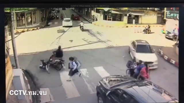 สนั่นสี่แยก วินาทีจยย.พุ่งชนเด็กนร.ข้ามทางม้าลาย กระเด็นคู่