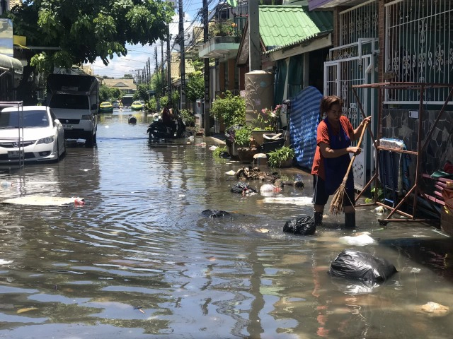 ฝนถล่มปทุมฯ หมู่บ้านสถาพรหนักสุดในรอบ 9 ปี พบขยะลอยเกลื่อนข้ามวัน