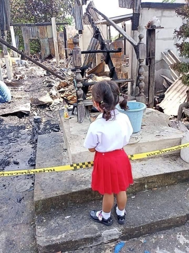หนูน้อย ยืนมองบ้านกลายเป็นเถ้าถ่าน เหลือแค่ชุดที่ใส่เพียงชุดเดียว