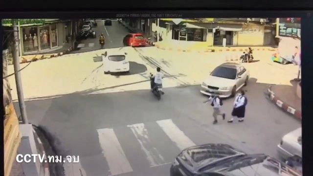 สนั่นสี่แยก วินาทีจยย.พุ่งชนเด็กนร.ข้ามทางม้าลาย กระเด็นคู่