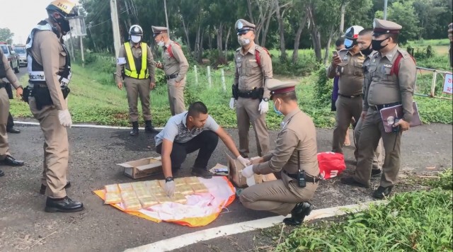 เก๋งซุกยาบ้าชนเกาะกลางถนน