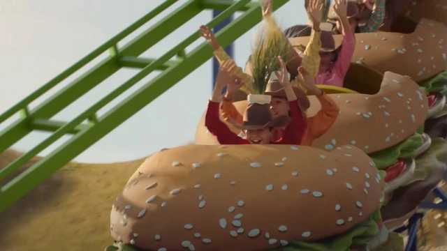 ไม่ตลก! ชาวเน็ตถล่มโฆษณาเบอร์เกอร์ "ลดตดวัว" แก้โลกร้อน