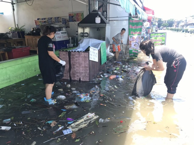 ฝนถล่มปทุมฯ หมู่บ้านสถาพรหนักสุดในรอบ 9 ปี พบขยะลอยเกลื่อนข้ามวัน