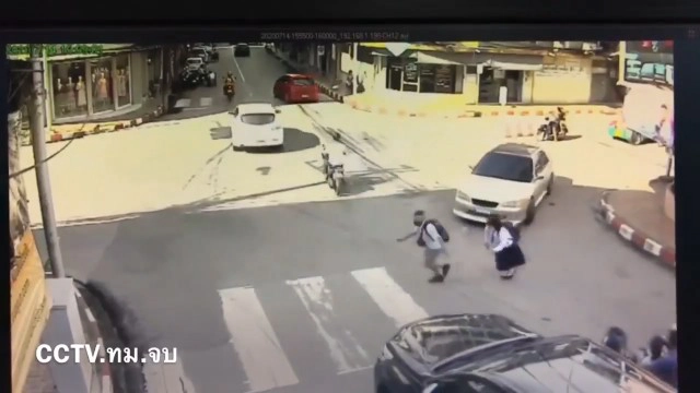 สนั่นสี่แยก วินาทีจยย.พุ่งชนเด็กนร.ข้ามทางม้าลาย กระเด็นคู่