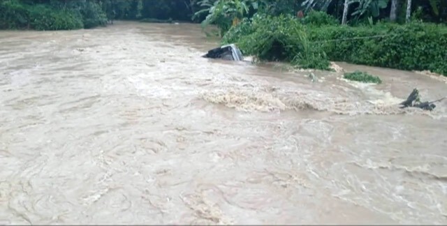 น้ำป่าหลาก ซัดเก๋งจมคลอง คนขับรอดหวุดหวิด