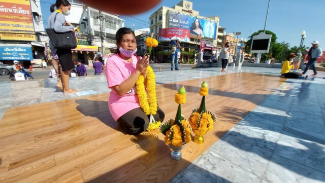 คนแน่นวัดศาลาลอยรอช่องส่องผีขอขมา
