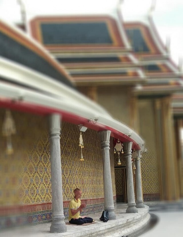 โซเชียลอิ่มเอมใจ เจอฝรั่งตาน้ำข้าว นุ่งโจงกระเบนสวมเสื้อเหลือง นั่งพนมมือสวดมนต์ในวัด