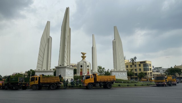 กทม.ประดับอนุสาวรีย์ประชาธิปไตย รับการชุมนุมเย็นนี้