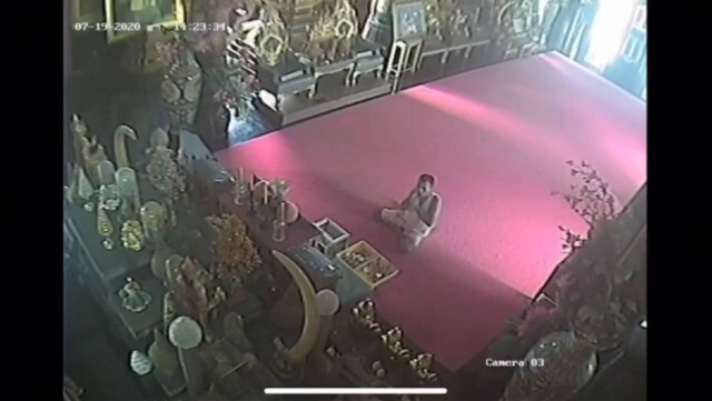 หนุ่มใหญ่อ้างทำบุญ-ฉกเงินวัด