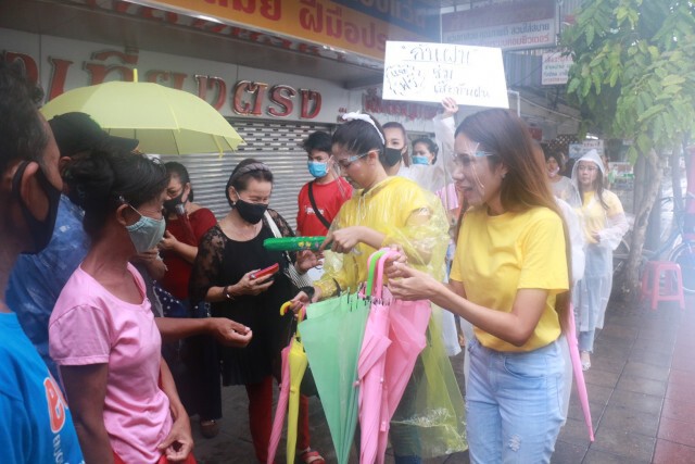 "พริตตี้จิตอาสา"เดินแจกเสื้อกันฝนย่านพหลโยธิน
