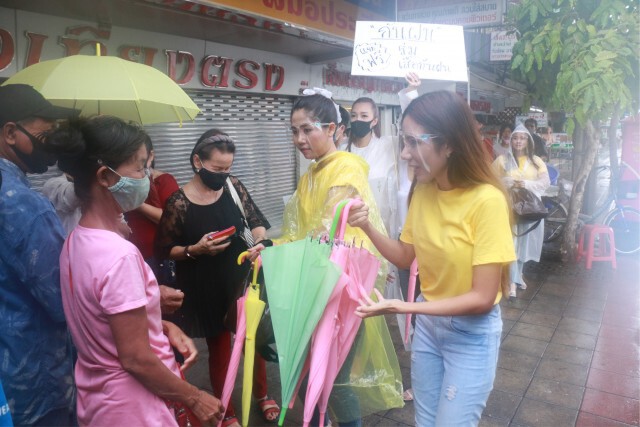 "พริตตี้จิตอาสา"เดินแจกเสื้อกันฝนย่านพหลโยธิน
