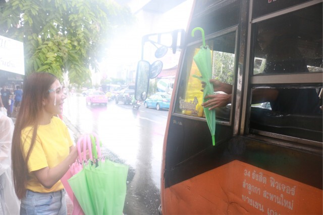 "พริตตี้จิตอาสา"เดินแจกเสื้อกันฝนย่านพหลโยธิน