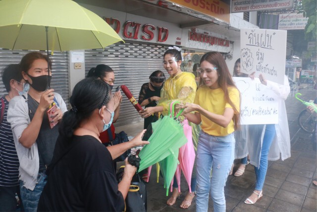 "พริตตี้จิตอาสา"เดินแจกเสื้อกันฝนย่านพหลโยธิน