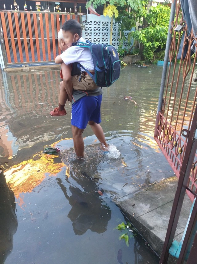 รักแหละดูออก 2 ตาหลานในวันน้ำท่วม แต่ไม่ใช่อุปสรรคในการศึกษา