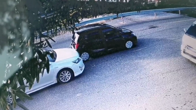 ดีที่มีกล้อง สาวโพสต์ขับรถอยู่ดีๆ โดนคันหน้าถอยชน 2 ครั้ง ซ้ำโดนอ้างความรับผิดชอบใส่ร้ายหลายกระทง