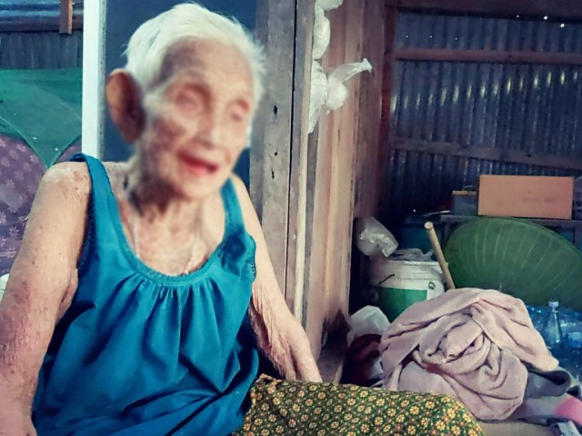 หญิงชรา 100 ปี อาศัยอยู่ในห้องเช่าเก่าๆ วันไหนเพื่อนบ้านไม่มีข้าวมาให้ ก็ต้องกินกล้วยประทังชีวิต