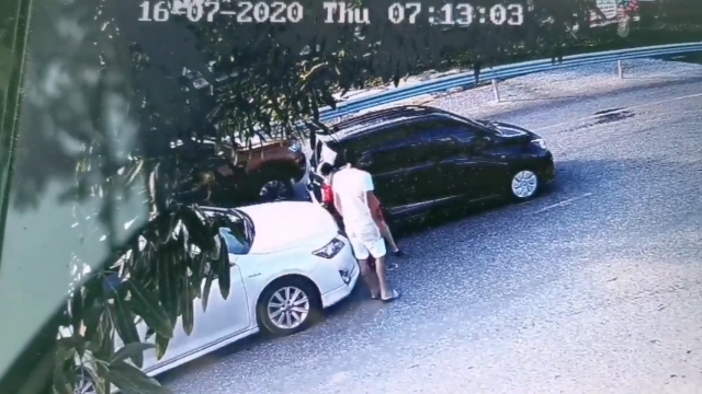 ดีที่มีกล้อง สาวโพสต์ขับรถอยู่ดีๆ โดนคันหน้าถอยชน 2 ครั้ง ซ้ำโดนอ้างความรับผิดชอบใส่ร้ายหลายกระทง