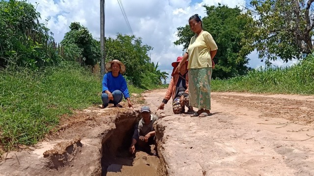 ถนนถูกน้ำเซาะทรุดตัวเป็นหลุมลึกใช้การไม่ได้