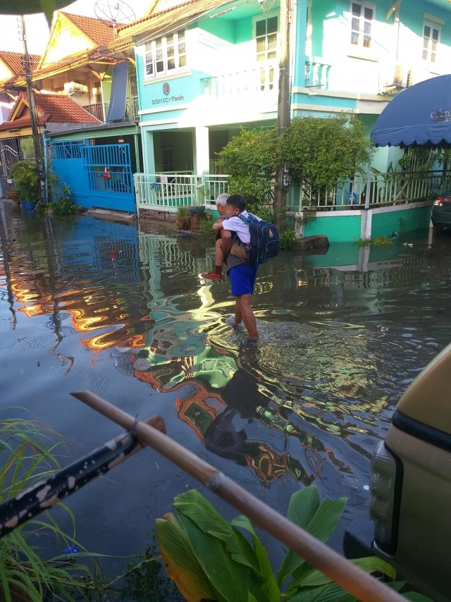 รักแหละดูออก 2 ตาหลานในวันน้ำท่วม แต่ไม่ใช่อุปสรรคในการศึกษา