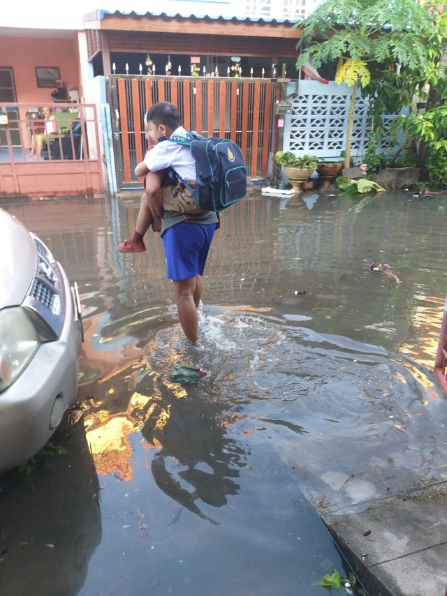 รักแหละดูออก 2 ตาหลานในวันน้ำท่วม แต่ไม่ใช่อุปสรรคในการศึกษา