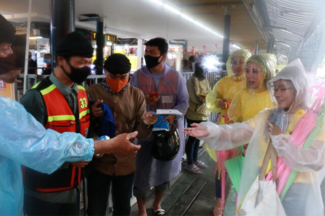 "พริตตี้จิตอาสา"เดินแจกเสื้อกันฝนย่านพหลโยธิน