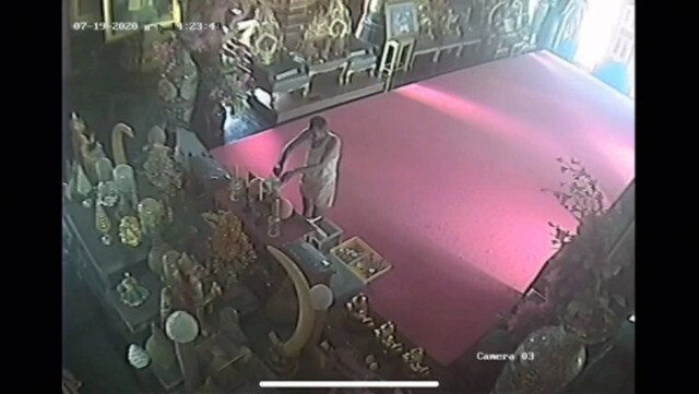 หนุ่มใหญ่อ้างทำบุญ-ฉกเงินวัด