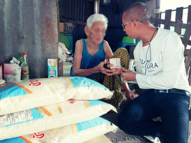 หญิงชรา 100 ปี อาศัยอยู่ในห้องเช่าเก่าๆ วันไหนเพื่อนบ้านไม่มีข้าวมาให้ ก็ต้องกินกล้วยประทังชีวิต