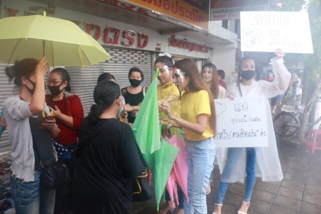 "พริตตี้จิตอาสา"เดินแจกเสื้อกันฝนย่านพหลโยธิน