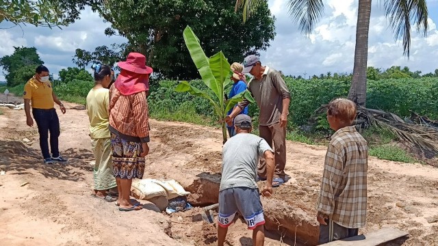 ถนนถูกน้ำเซาะทรุดตัวเป็นหลุมลึกใช้การไม่ได้