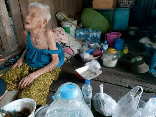 หญิงชรา 100 ปี อาศัยอยู่ในห้องเช่าเก่าๆ วันไหนเพื่อนบ้านไม่มีข้าวมาให้ ก็ต้องกินกล้วยประทังชีวิต