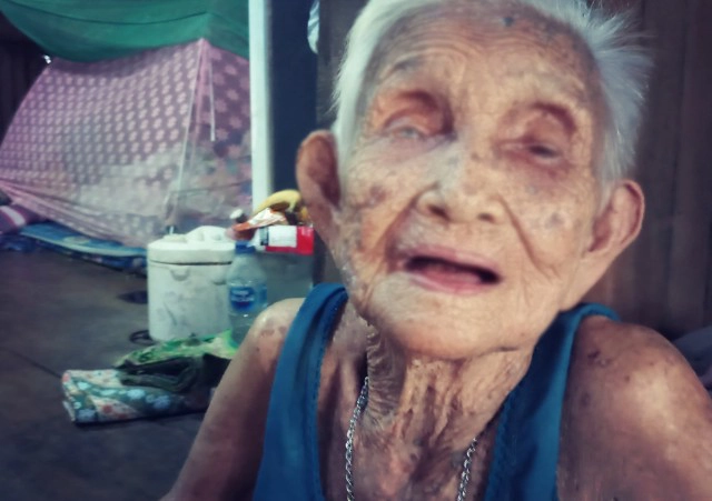 หญิงชรา 100 ปี อาศัยอยู่ในห้องเช่าเก่าๆ วันไหนเพื่อนบ้านไม่มีข้าวมาให้ ก็ต้องกินกล้วยประทังชีวิต