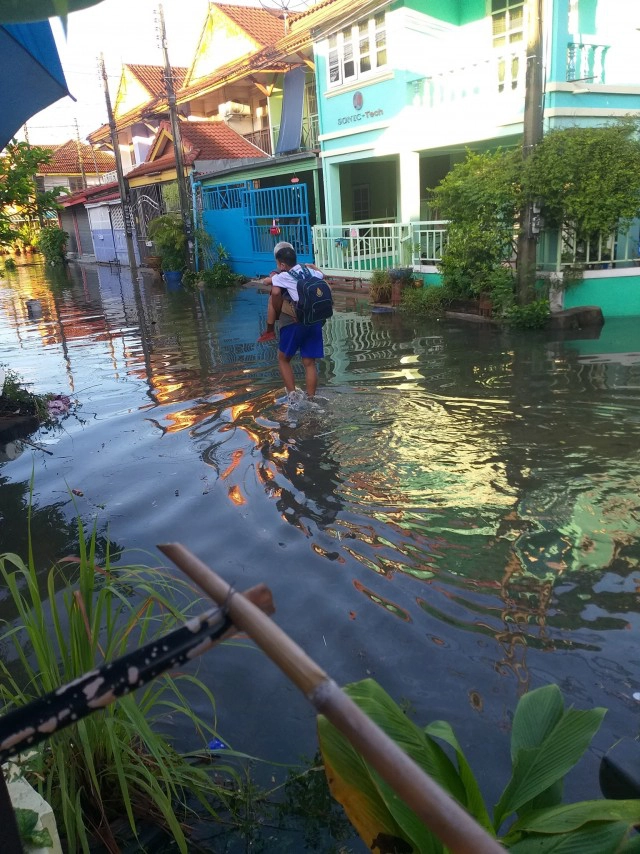รักแหละดูออก 2 ตาหลานในวันน้ำท่วม แต่ไม่ใช่อุปสรรคในการศึกษา