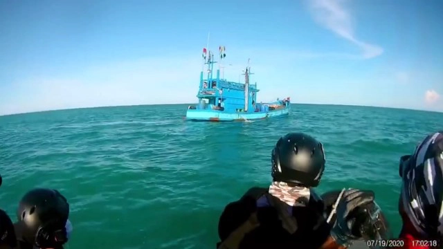 จับเรือประมงดัดแปลง ขนน้ำมันเถื่อนกลางอ่าวไทย