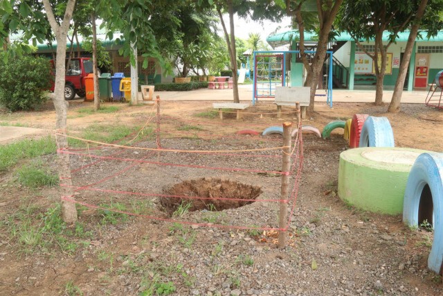 ดินสนาม รร.ยุบเป็นโพรงลึก1เมตร