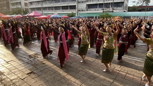 รำ 4 เผ่า ท่ามกลางสายฝนเปิดงานวัฒนธรรมอาเซียน