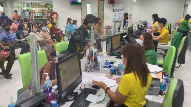 แห่ถอนเงินเยียวยาผู้เปราะบางแน่นธนาคาร