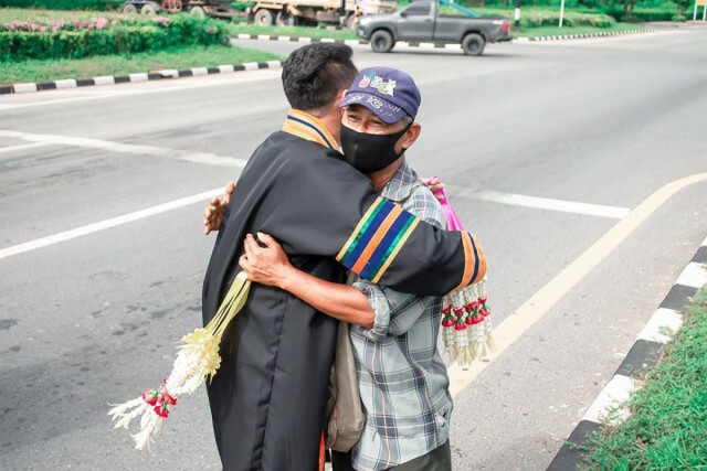 หนุ่มคว้าปริญญา กราบพ่อขายพวงมาลัย เล่าซึ้งเก็บคำดูหมิ่นเป็นแรงผลักดัน
