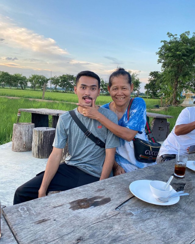 หนุ่มคว้าปริญญา กราบพ่อขายพวงมาลัย เล่าซึ้งเก็บคำดูหมิ่นเป็นแรงผลักดัน