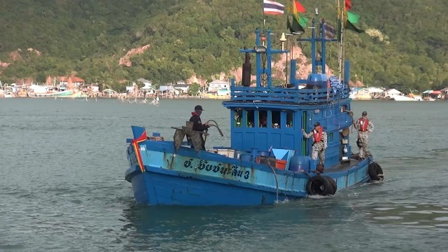 จับเรือประมงดัดแปลง ขนน้ำมันเถื่อนกลางอ่าวไทย