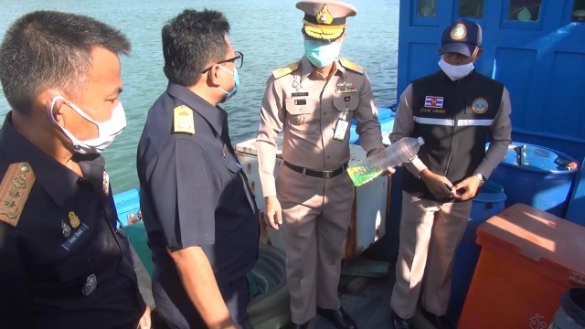 จับเรือประมงดัดแปลง ขนน้ำมันเถื่อนกลางอ่าวไทย