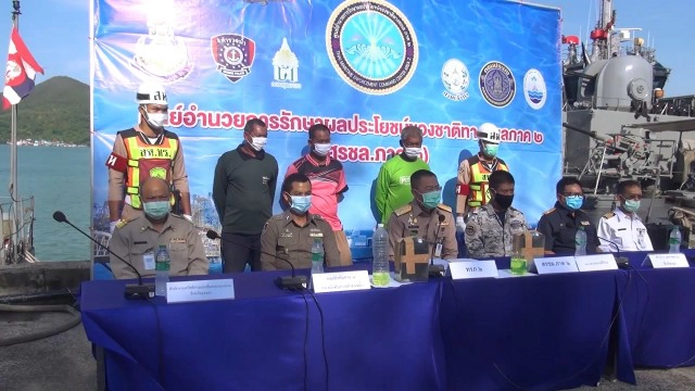 จับเรือประมงดัดแปลง ขนน้ำมันเถื่อนกลางอ่าวไทย