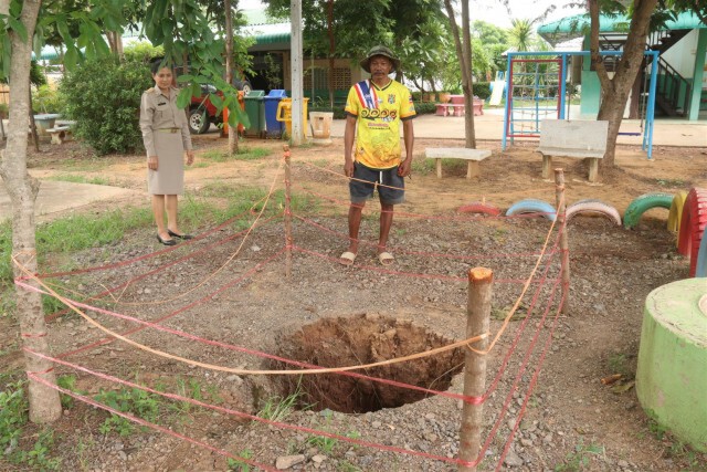 ดินสนาม รร.ยุบเป็นโพรงลึก1เมตร