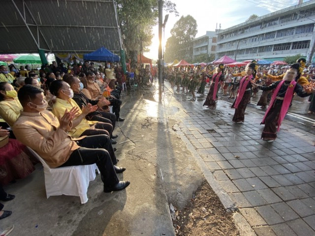 รำ 4 เผ่า ท่ามกลางสายฝนเปิดงานวัฒนธรรมอาเซียน