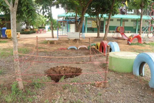 ดินสนาม รร.ยุบเป็นโพรงลึก1เมตร