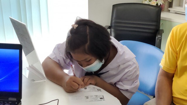 ผอ.รร.ฯ พา"น้องเตย"เด็กกตัญญูเปิดบัญชีช่วยเงินบริจาค