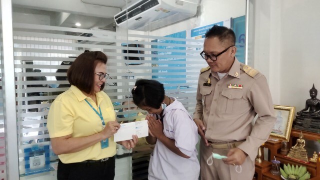 ผอ.รร.ฯ พา"น้องเตย"เด็กกตัญญูเปิดบัญชีช่วยเงินบริจาค