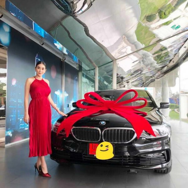 "เอมมี่" โพสต์ซึ้งสุดใจ! "ใหม่ สุคนธวา" โอนเงินช่วยครอบครัว