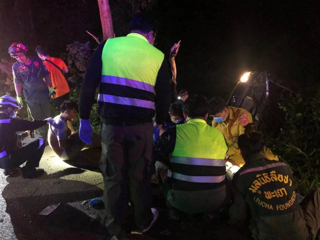 ซิ่งกระบะพุ่งชนต้นไม้หักครึ่งเจ็บ3